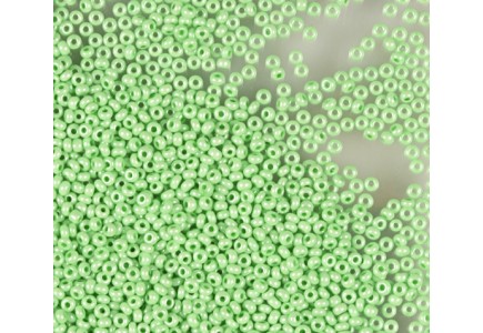 50 gr *Preciosa 10/0 19001/16356 Green Dyed Chalkwhite	