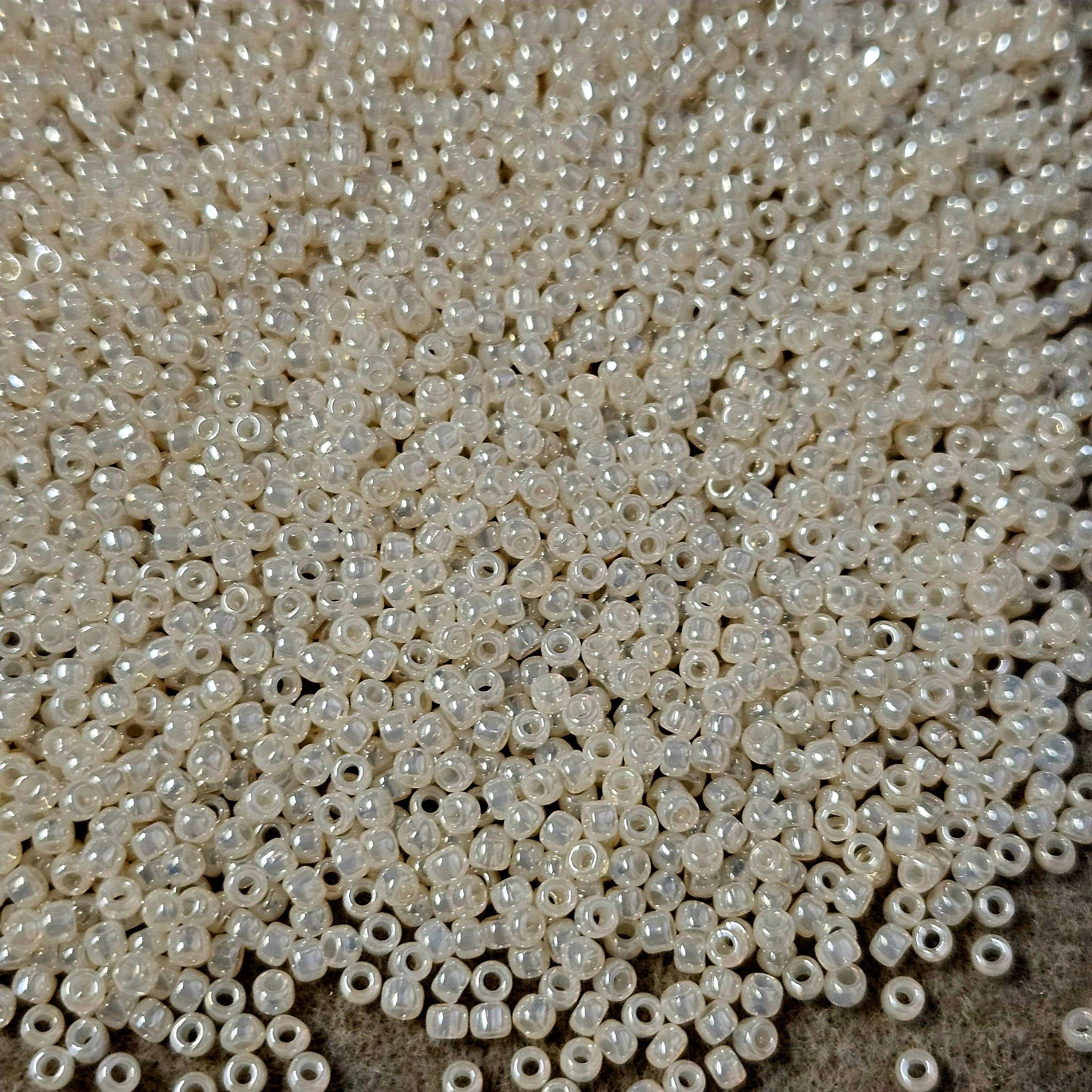 Toho 8/0 0147 Ceylon Lt. Ivory — Imaginea 1