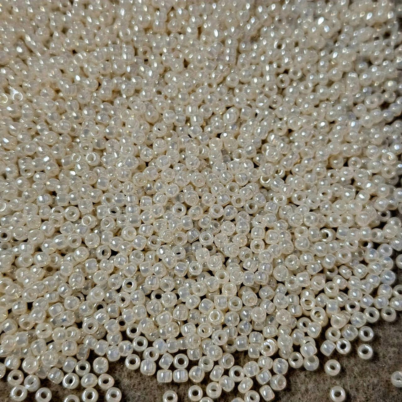 Toho 8/0 0147 Ceylon Lt. Ivory