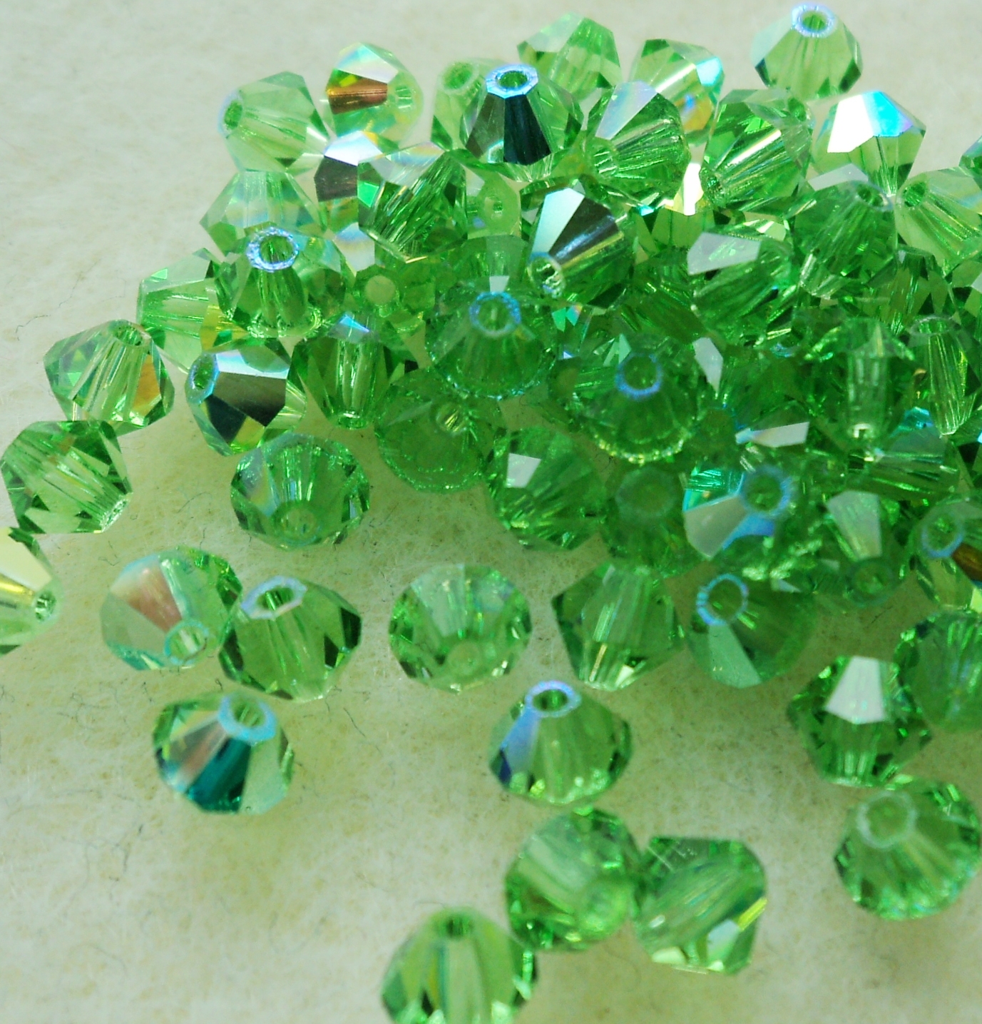 Preciosa 4mm Peridot AB